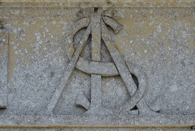 Acquigny - Initiales entrelacées, Architecture